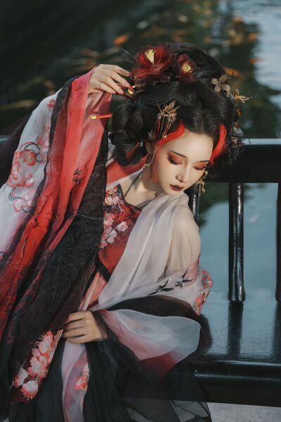 《年轻的女教师》4