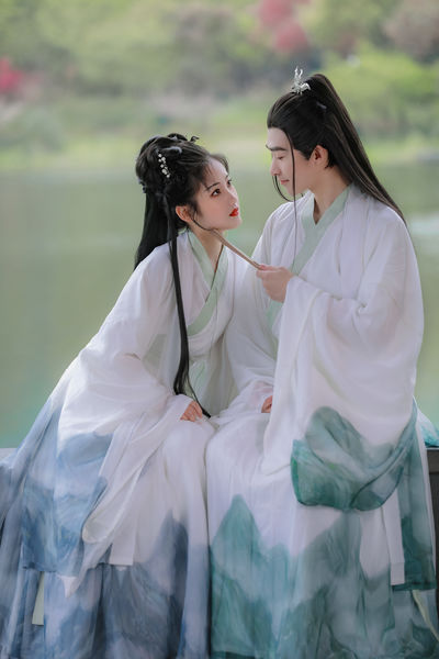 女儿在写作业父亲在下面