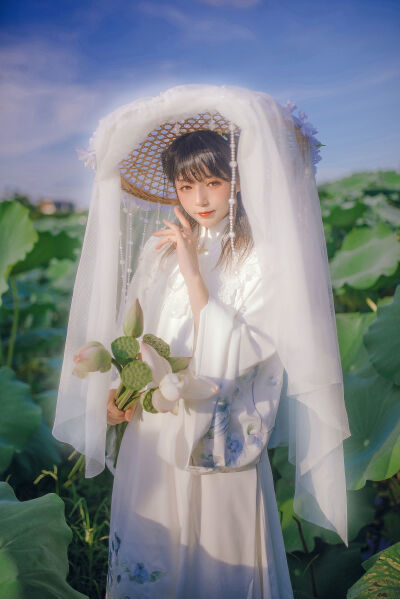 渺渺在沙滩上让男人涂防晒霜