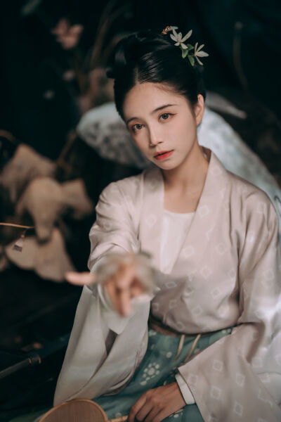 年轻的继拇 主演