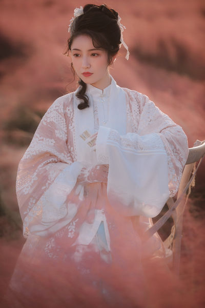 奶头一吃一个摸一个就硬一